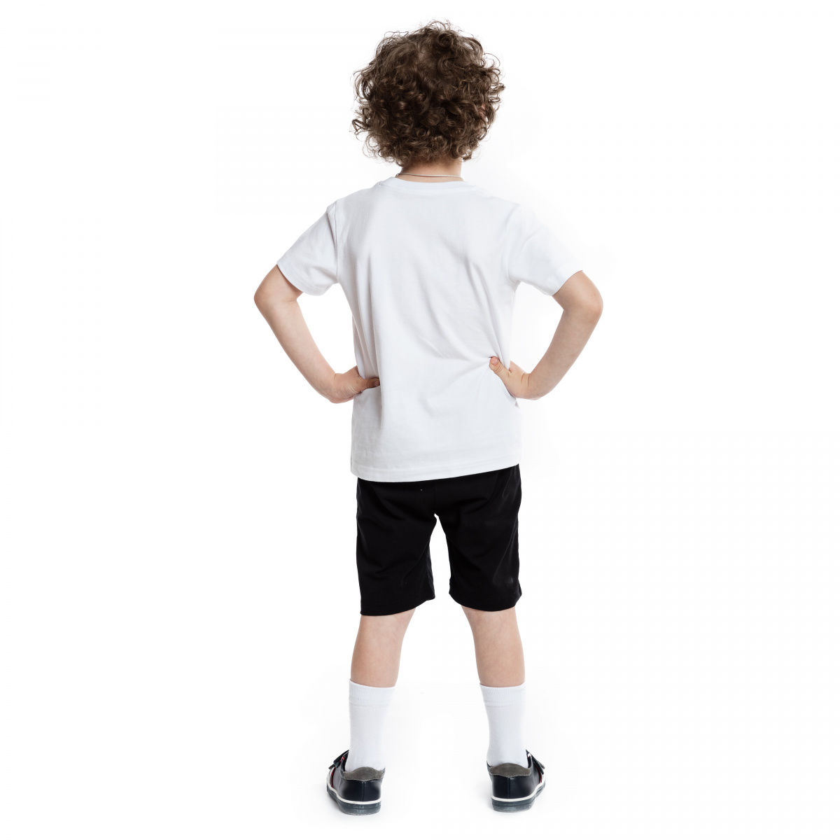 Спортивная форма шорты и футболка. Спортивные шорты для мальчика. Черные шорты и белая футболка для мальчиков. Белая футболка и черные шорты.