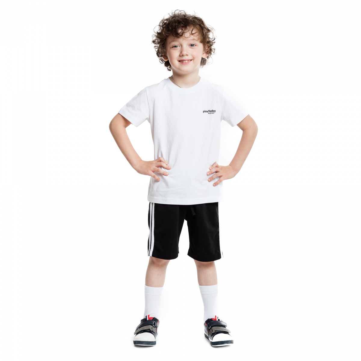 Форма шорты и футболка. Спортивная форма белая футболка и черные шорты. Спортивные шорты для мальчика. Мальчик в физкультурной форме. Белая футболка и черные шорты.